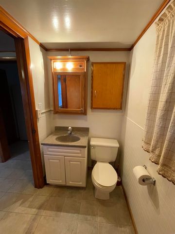 812 NE 5th Ave. Avenue, Independence, IA 50644