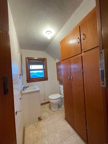 812 NE 5th Ave. Avenue, Independence, IA 50644