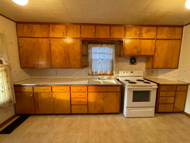 812 NE 5th Ave. Avenue, Independence, IA 50644