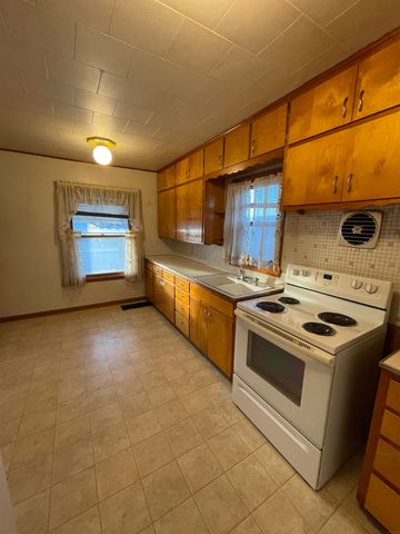 812 NE 5th Ave. Avenue, Independence, IA 50644