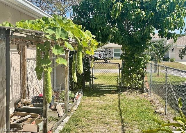 922 SE 26th TER, Cape Coral, FL 33904