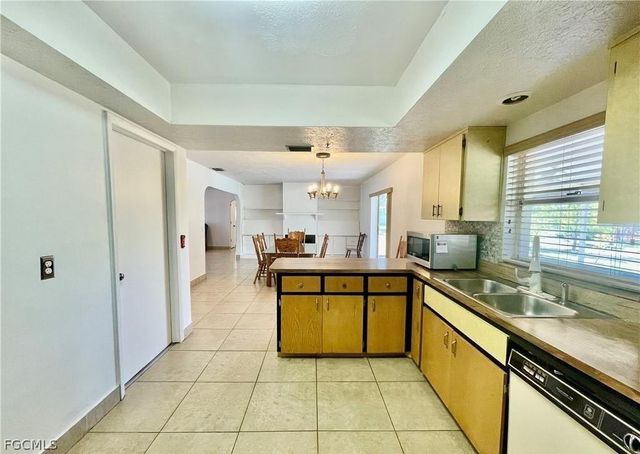 922 SE 26th TER, Cape Coral, FL 33904