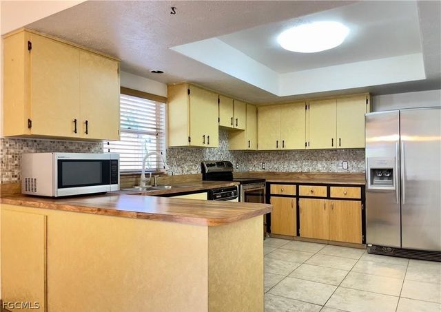 922 SE 26th TER, Cape Coral, FL 33904