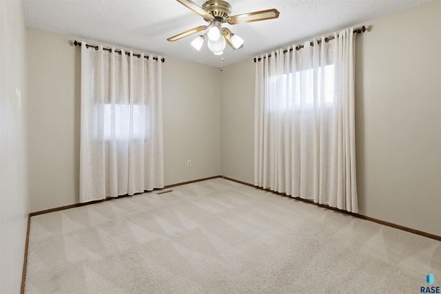 3921 E Claudette Dr Drive, Sioux Falls, SD 57103