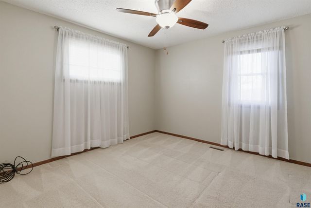 3921 E Claudette Dr Drive, Sioux Falls, SD 57103