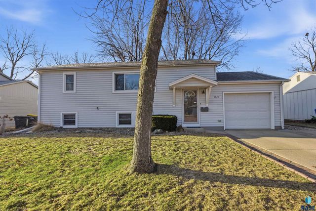 3921 E Claudette Dr Drive, Sioux Falls, SD 57103