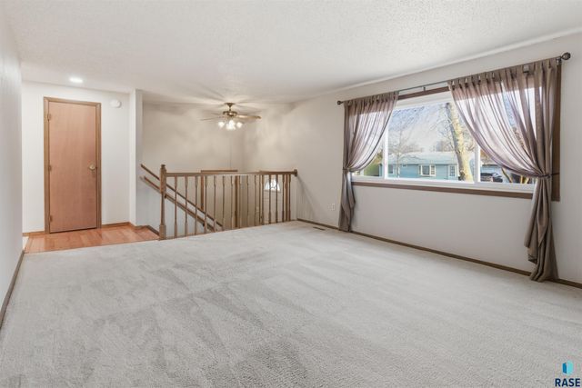 3921 E Claudette Dr Drive, Sioux Falls, SD 57103