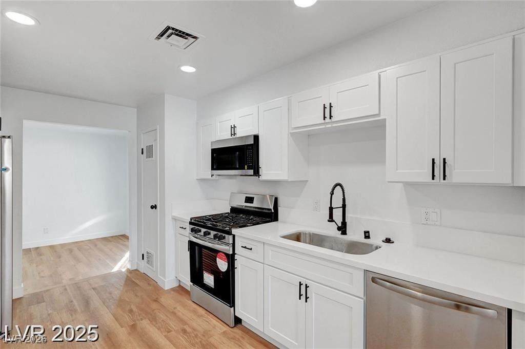 Image 7 of property listing at 3907 Torsby Place, Las Vegas, NV 89119