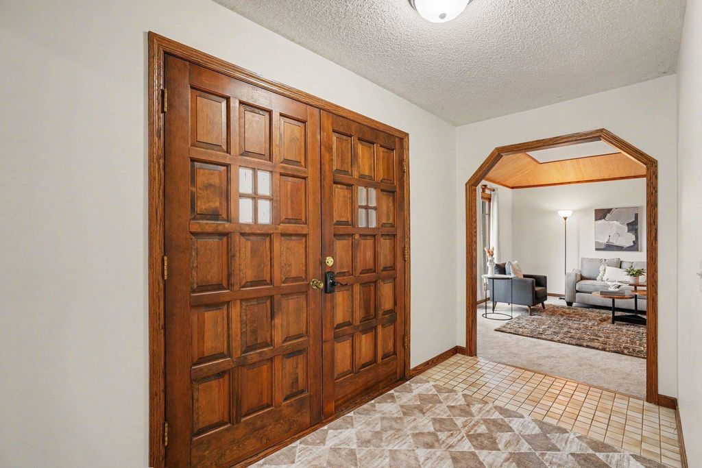 1528 Briarknoll Drive, Arden Hills, MN 55112 — photo 5