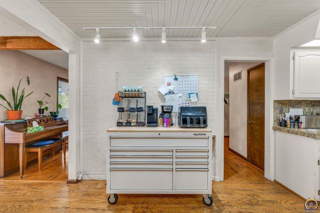 2715 SE Downing RD, Topeka, KS 66605