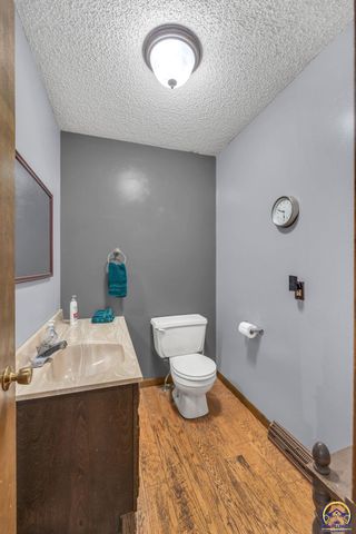 2715 SE Downing RD, Topeka, KS 66605