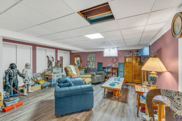 2715 SE Downing RD, Topeka, KS 66605
