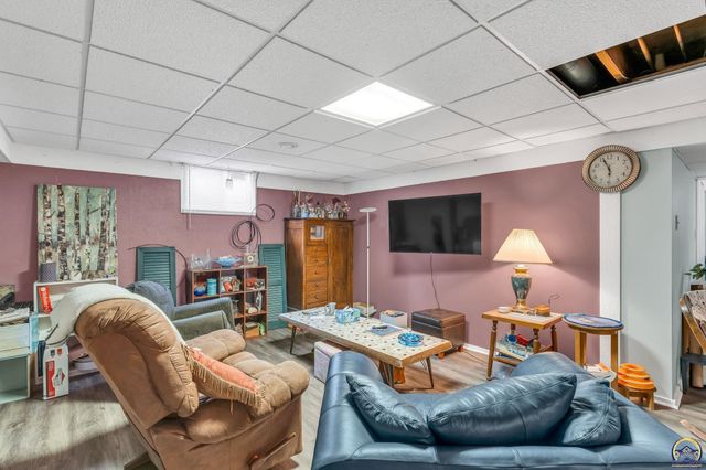 2715 SE Downing RD, Topeka, KS 66605
