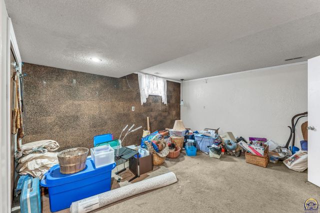 2715 SE Downing RD, Topeka, KS 66605