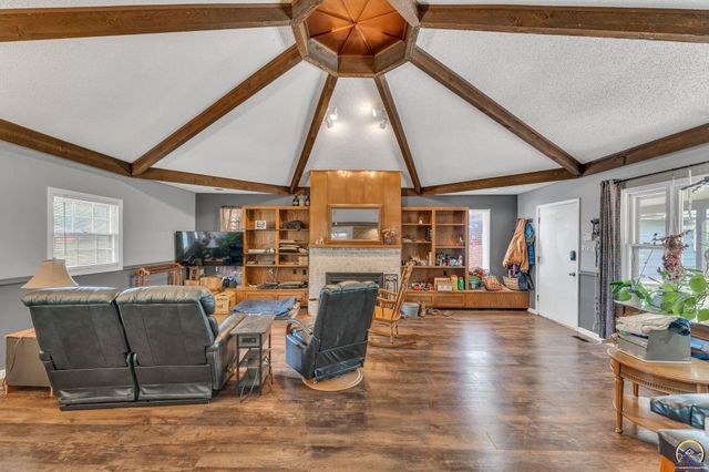 2715 SE Downing RD, Topeka, KS 66605
