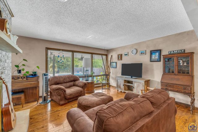 2715 SE Downing RD, Topeka, KS 66605