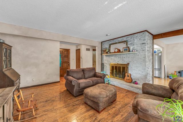2715 SE Downing RD, Topeka, KS 66605