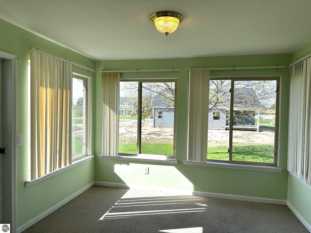 Image 15 of property listing at 1511 Eastpointe Drive, Mt Pleasant, MI 48858