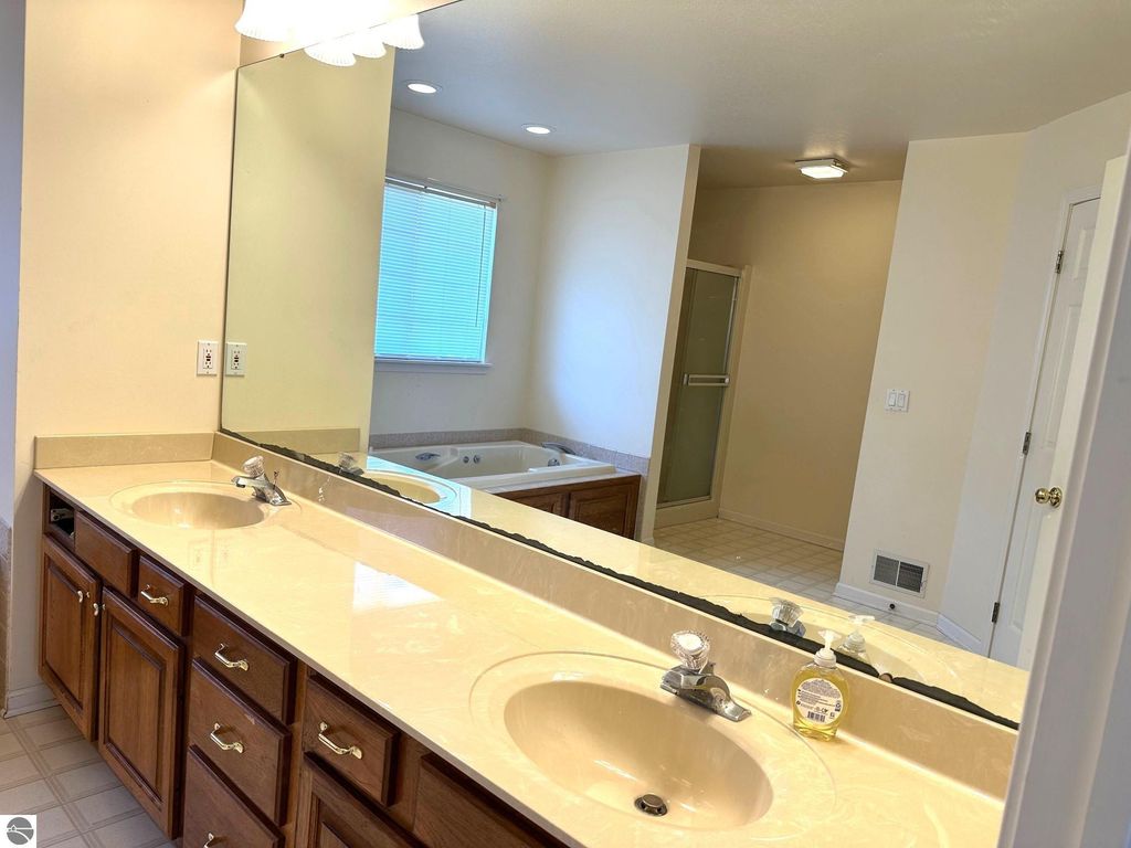 Image 18 of property listing at 1511 Eastpointe Drive, Mt Pleasant, MI 48858