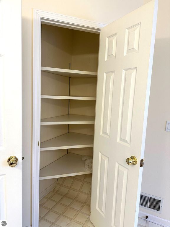 Image 2 of property listing at 1511 Eastpointe Drive, Mt Pleasant, MI 48858