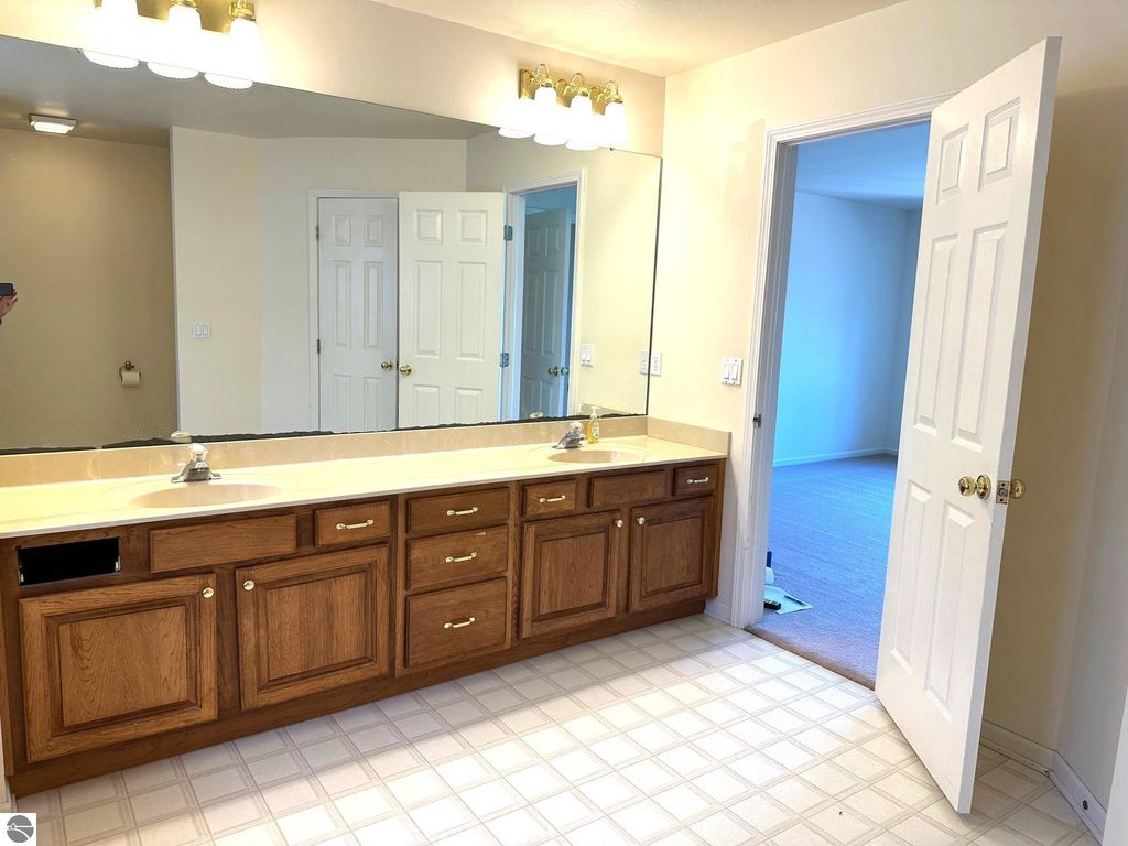 Image 21 of property listing at 1511 Eastpointe Drive, Mt Pleasant, MI 48858