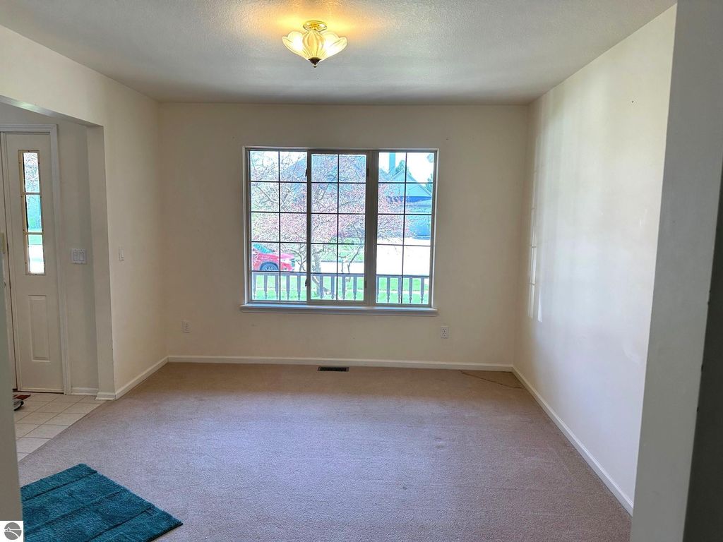 Image 3 of property listing at 1511 Eastpointe Drive, Mt Pleasant, MI 48858