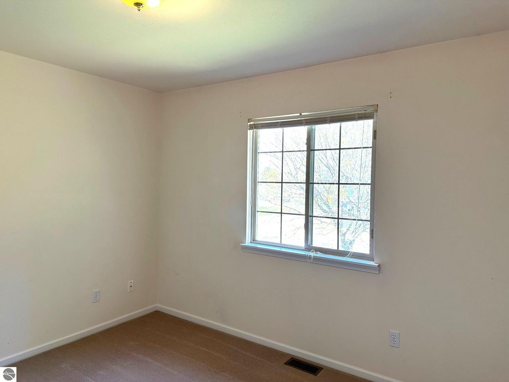 Image 32 of property listing at 1511 Eastpointe Drive, Mt Pleasant, MI 48858