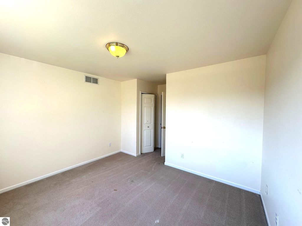 Image 37 of property listing at 1511 Eastpointe Drive, Mt Pleasant, MI 48858