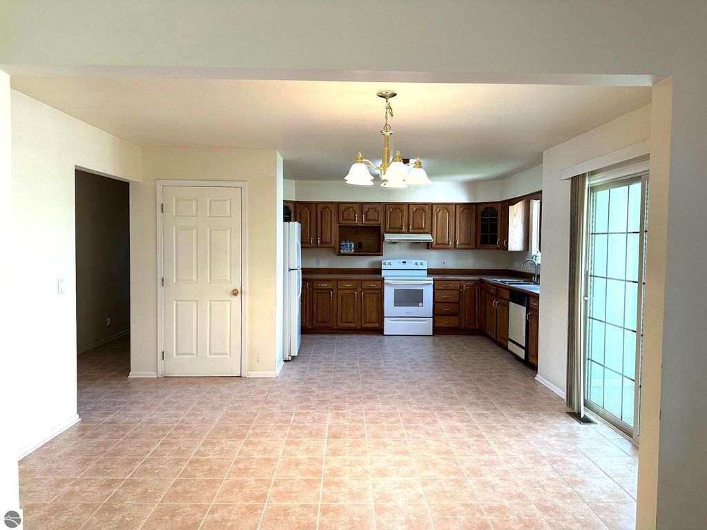 Image 5 of property listing at 1511 Eastpointe Drive, Mt Pleasant, MI 48858