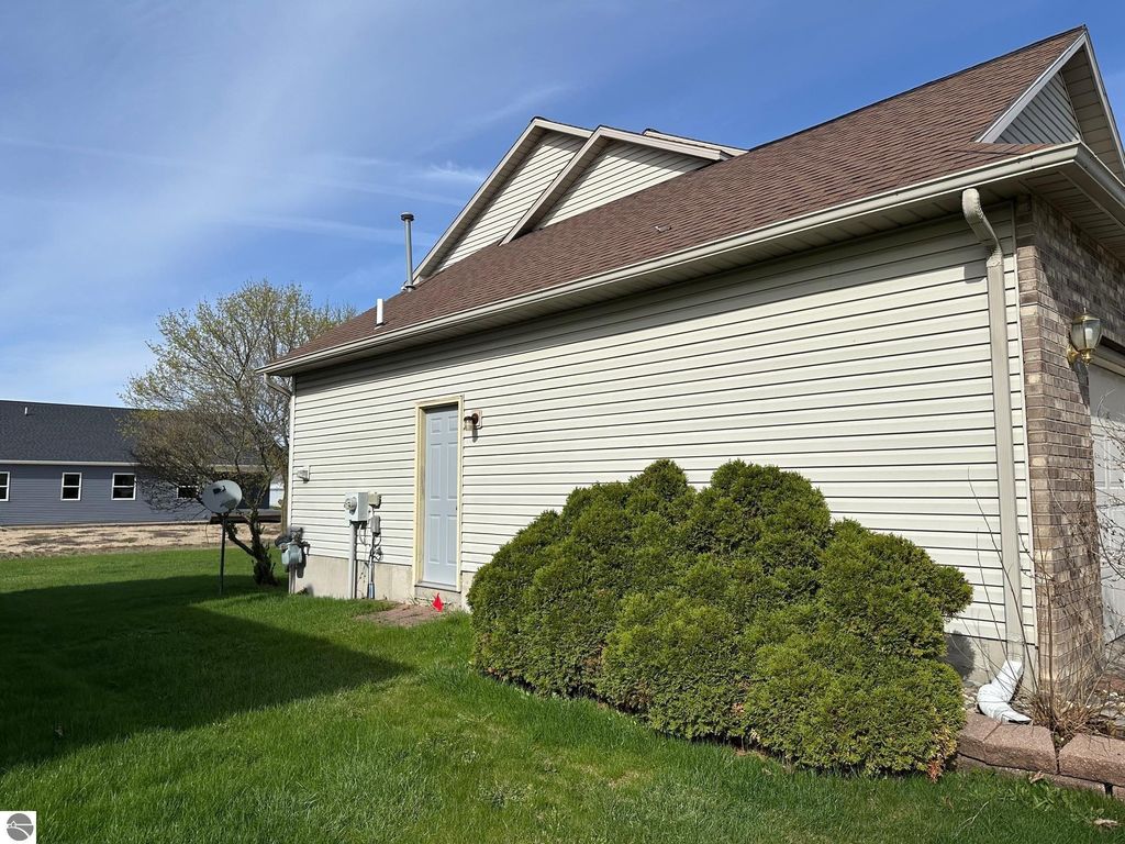 Image 51 of property listing at 1511 Eastpointe Drive, Mt Pleasant, MI 48858