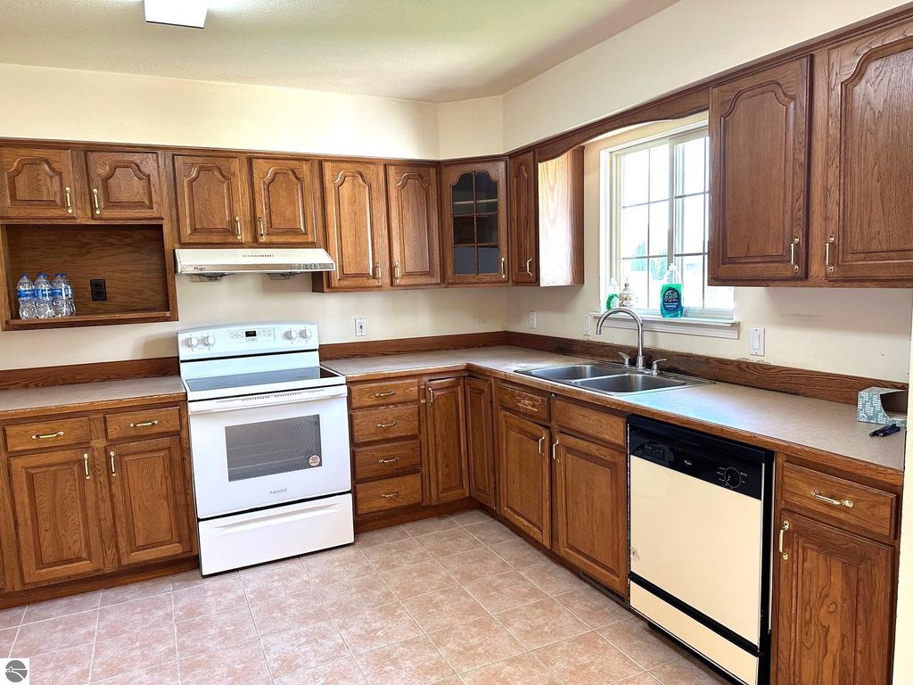 Image 7 of property listing at 1511 Eastpointe Drive, Mt Pleasant, MI 48858