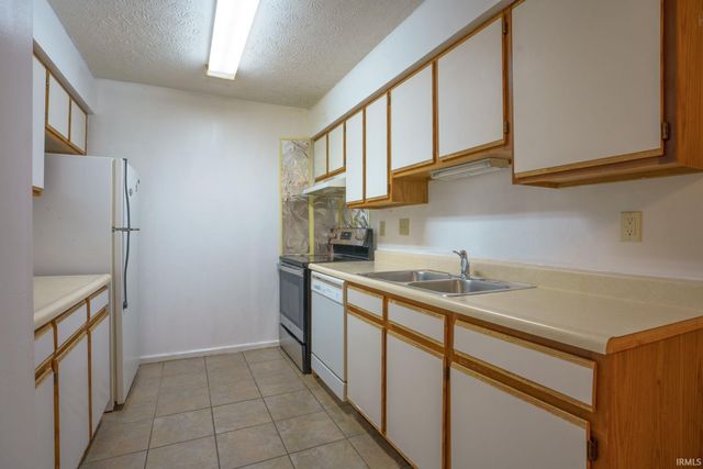 3200 E John Hinkle Pl Apt C, Bloomington, IN 47408