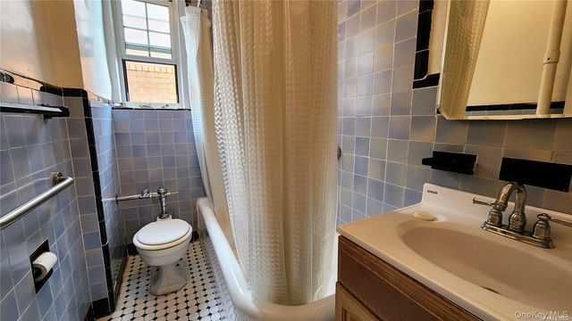 4 Maple Drive 6H, Great Neck, NY 11021