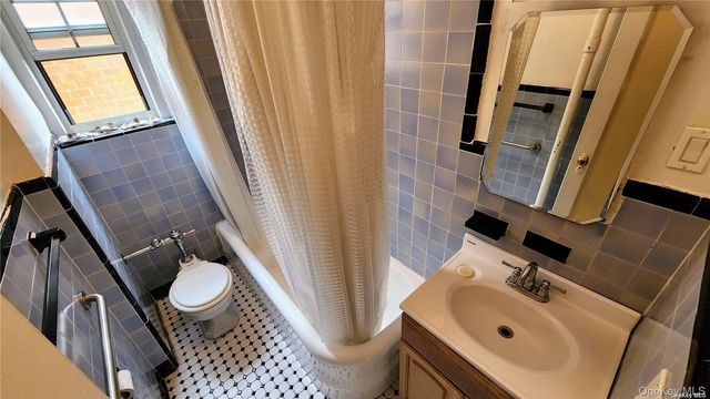 4 Maple Drive 6H, Great Neck, NY 11021