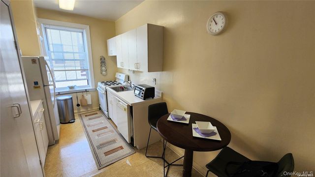 4 Maple Drive 6H, Great Neck, NY 11021