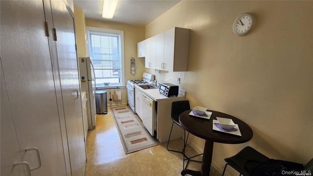 4 Maple Drive 6H, Great Neck, NY 11021