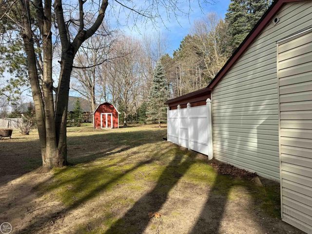 1460 Gravel Ridge Drive, Rochester Hills, MI 48307