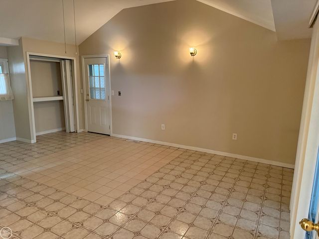 1460 Gravel Ridge Drive, Rochester Hills, MI 48307