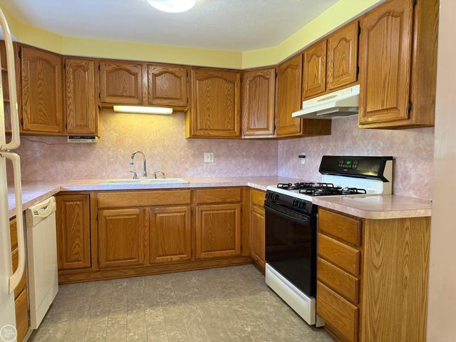 1460 Gravel Ridge Drive, Rochester Hills, MI 48307