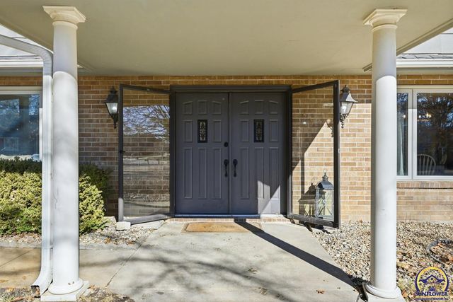 7600 SW Oxfordshire RD, Topeka, KS 66614