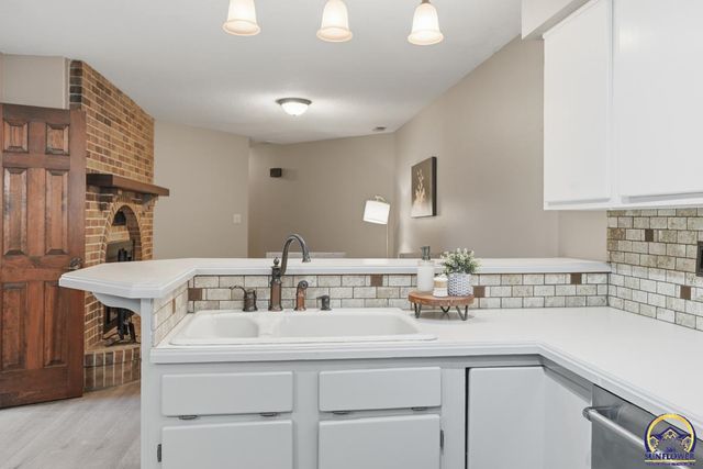 7600 SW Oxfordshire RD, Topeka, KS 66614