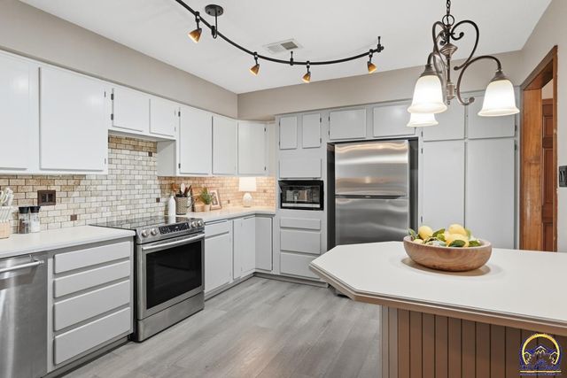 7600 SW Oxfordshire RD, Topeka, KS 66614