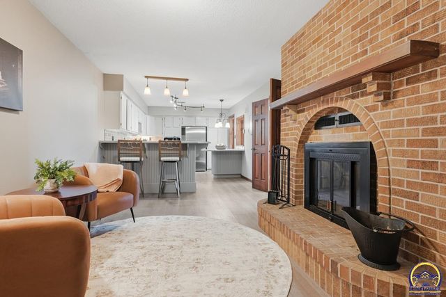 7600 SW Oxfordshire RD, Topeka, KS 66614