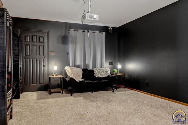 7600 SW Oxfordshire RD, Topeka, KS 66614