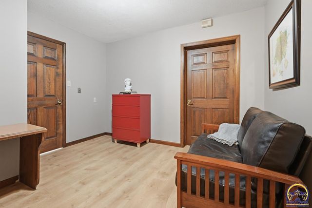 7600 SW Oxfordshire RD, Topeka, KS 66614