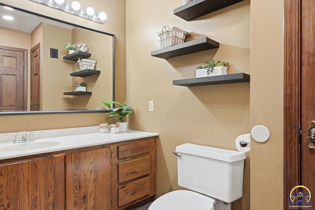 7600 SW Oxfordshire RD, Topeka, KS 66614