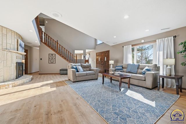 7600 SW Oxfordshire RD, Topeka, KS 66614