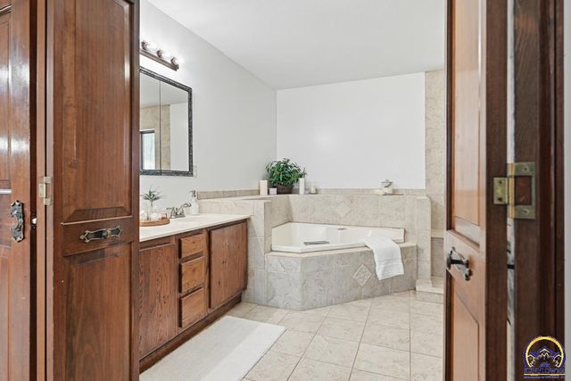 7600 SW Oxfordshire RD, Topeka, KS 66614