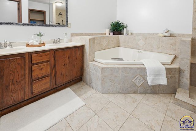 7600 SW Oxfordshire RD, Topeka, KS 66614