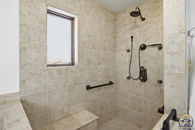 7600 SW Oxfordshire RD, Topeka, KS 66614